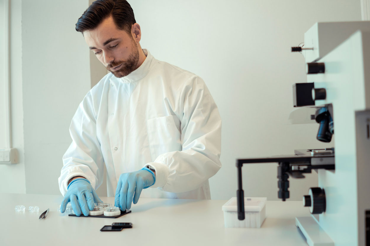 Scientist operating COMplate from Bi/ond